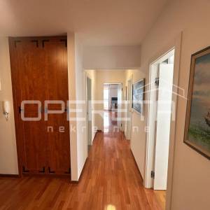 Trosoban stan na Žnjanu s loggiom i garažom, prvi red do mora