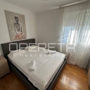 Trosoban stan na Žnjanu s loggiom i garažom, prvi red do mora