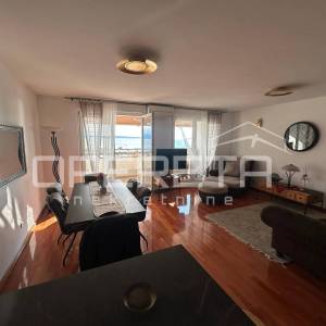 Trosoban stan na Žnjanu s loggiom i garažom, prvi red do mora