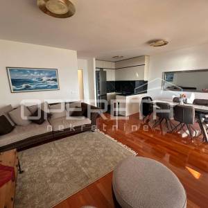 Trosoban stan na Žnjanu s loggiom i garažom, prvi red do mora