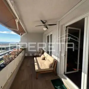 Trosoban stan na Žnjanu s loggiom i garažom, prvi red do mora