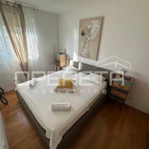 Trosoban stan na Žnjanu s loggiom i garažom, prvi red do mora