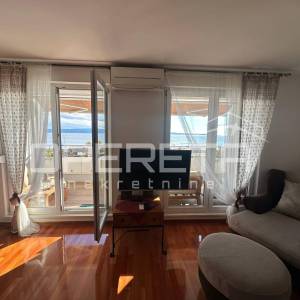 Trosoban stan na Žnjanu s loggiom i garažom, prvi red do mora