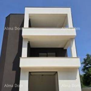 Trososoban stan na 1. katu novogradnji u blizini mora. Blizina hotela Belvedere.