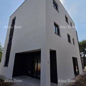 Trososoban stan na 1. katu novogradnji u blizini mora. Blizina hotela Belvedere.