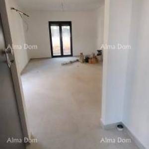 Trososoban stan na 1. katu novogradnji u blizini mora. Blizina hotela Belvedere.