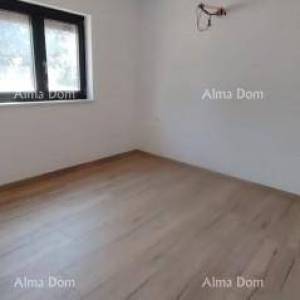 Trososoban stan na 1. katu novogradnji u blizini mora. Blizina hotela Belvedere.