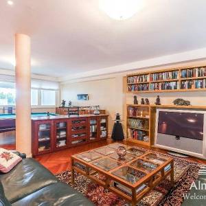 Umag Crveni Vrh. Alberi. Jedinstvena luksuzna nekretnina na samo obali mora. Pogled na Piran.