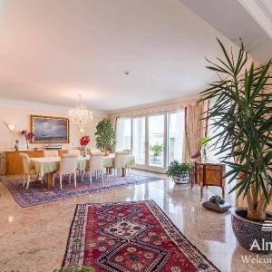 Umag Crveni Vrh. Alberi. Jedinstvena luksuzna nekretnina na samo obali mora. Pogled na Piran.