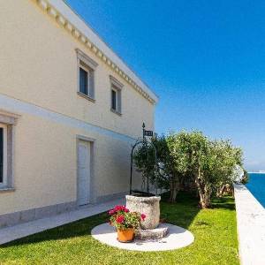 Umag Crveni Vrh. Alberi. Jedinstvena luksuzna nekretnina na samo obali mora. Pogled na Piran.