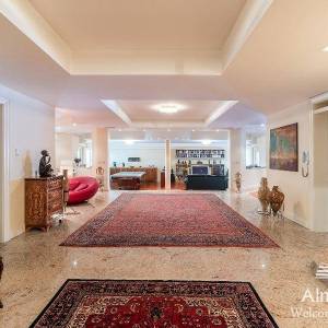 Umag Crveni Vrh. Alberi. Jedinstvena luksuzna nekretnina na samo obali mora. Pogled na Piran.