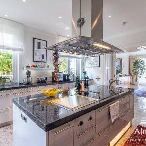 Umag Crveni Vrh. Alberi. Jedinstvena luksuzna nekretnina na samo obali mora. Pogled na Piran.