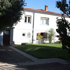 Umag Obiteljska kuća 280m2 s 4 stana i okućnicom
