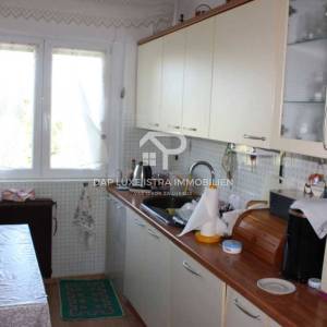 Umag Obiteljska kuća 280m2 s 4 stana i okućnicom