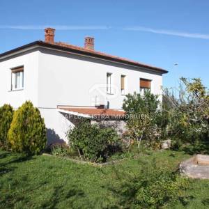 Umag Obiteljska kuća 280m2 s 4 stana i okućnicom