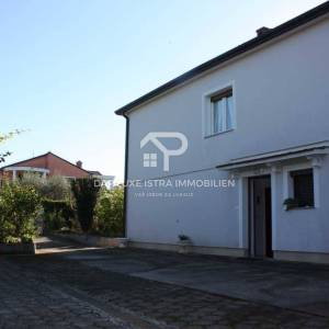 Umag Obiteljska kuća 280m2 s 4 stana i okućnicom