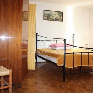 Umag Obiteljska kuća 280m2 s 4 stana i okućnicom