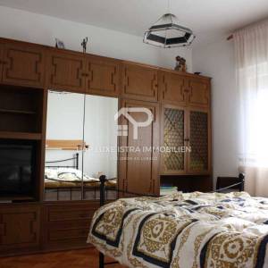 Umag Obiteljska kuća 280m2 s 4 stana i okućnicom