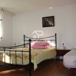 Umag Obiteljska kuća 280m2 s 4 stana i okućnicom