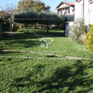 Umag Obiteljska kuća 280m2 s 4 stana i okućnicom