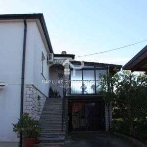 Umag Obiteljska kuća 280m2 s 4 stana i okućnicom