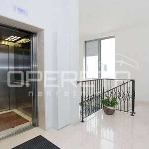 Uredski prostori u modernoj poslovnoj zgradi, Split – Blatine