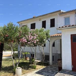 VALBANDON - Kuća s dva stana – idealna za obiteljski život ili investiciju