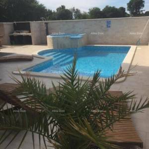 Valbandon, kuća sa bazenom, saunom i jacuzzijem, blizu plaže!