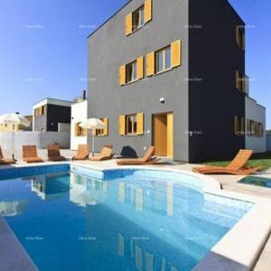 Valbandon, kuća sa bazenom, saunom i jacuzzijem, blizu plaže!