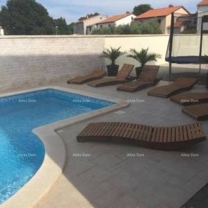 Valbandon, kuća sa bazenom, saunom i jacuzzijem, blizu plaže!