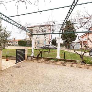 Veli Vrh! Pula! Dvije prizemnice s bazenom!