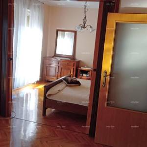 Veruda. Prodaja kuće s apartmanima u Puli  blizu mora, s pogledom na more