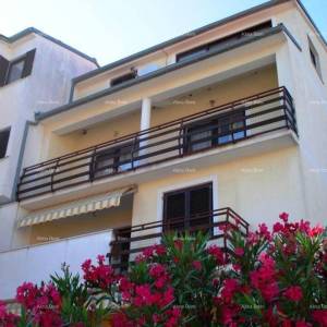 Veruda. Prodaja velike, lijepo uređene kuće sa poslovnim prostorom i 3 zasebna stana, Veruda , Pula!