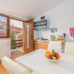 Veruda. Prodaja velike, lijepo uređene kuće sa poslovnim prostorom i 3 zasebna stana, Veruda , Pula!