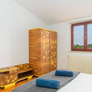 Veruda. Prodaja velike, lijepo uređene kuće sa poslovnim prostorom i 3 zasebna stana, Veruda , Pula!