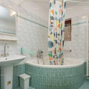 Veruda. Prodaja velike, lijepo uređene kuće sa poslovnim prostorom i 3 zasebna stana, Veruda , Pula!