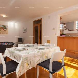 Veruda. Prodaja velike, lijepo uređene kuće sa poslovnim prostorom i 3 zasebna stana, Veruda , Pula!