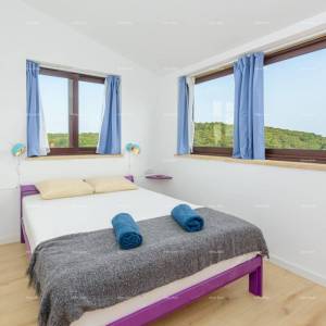 Veruda. Prodaja velike, lijepo uređene kuće sa poslovnim prostorom i 3 zasebna stana, Veruda , Pula!