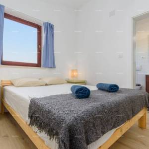 Veruda. Prodaja velike, lijepo uređene kuće sa poslovnim prostorom i 3 zasebna stana, Veruda , Pula!