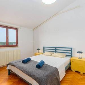 Veruda. Prodaja velike, lijepo uređene kuće sa poslovnim prostorom i 3 zasebna stana, Veruda , Pula!