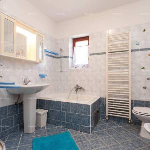 Veruda. Prodaja velike, lijepo uređene kuće sa poslovnim prostorom i 3 zasebna stana, Veruda , Pula!