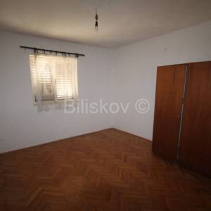 Vinišće, kuća za renovaciju s dodatnom zemljiom za parking