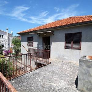 Vinišće, kuća za renovaciju s dodatnom zemljiom za parking