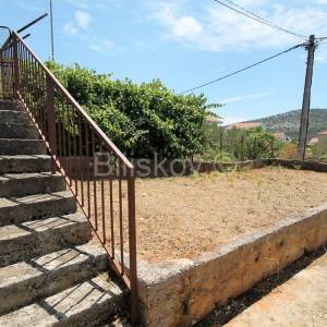 Vinišće, kuća za renovaciju s dodatnom zemljiom za parking