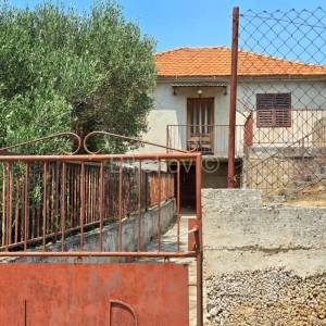 Vinišće, kuća za renovaciju s dodatnom zemljiom za parking