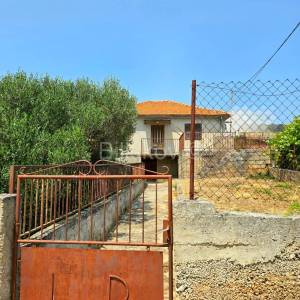 Vinišće, kuća za renovaciju s dodatnom zemljiom za parking