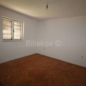 Vinišće, kuća za renovaciju s dodatnom zemljiom za parking