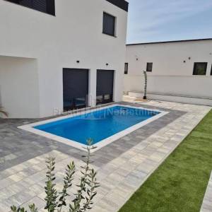 VIR-2 LUKSUZNE VILLE S 2 BAZENA,244m2 USELJIVO ODMAH!