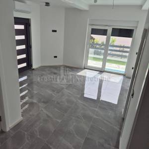 VIR-2 LUKSUZNE VILLE S 2 BAZENA,244m2 USELJIVO ODMAH!