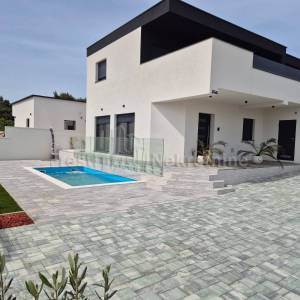 VIR-2 LUKSUZNE VILLE S 2 BAZENA,244m2 USELJIVO ODMAH!